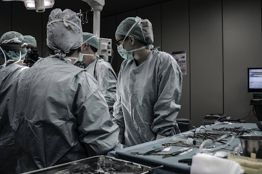 Ser um médico PJ é atuar na área médica sob o mando de uma empresa, prestando serviços tanto ao Estado quanto para clínicas e pessoas físicas. Entenda melhor sobre os deveres do médico PJ.